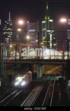 (Dpa) - una scena notturna nella foto alla stazione centrale di Francoforte, Germania, 12 marzo 2003. Con i suoi 400.000 daily viaggiatori e visitatori, stazione ferroviaria di Francoforte è il più grande in Germania. Circa centomila persone utilizzano treni a lunga percorrenza che partono da 25 overground piattaforme. 250.000 persone viaggiano su fast ferrovie suburbane che corrono su quattro vie sotterranee. Treni 700 e 1.100 fa Foto Stock