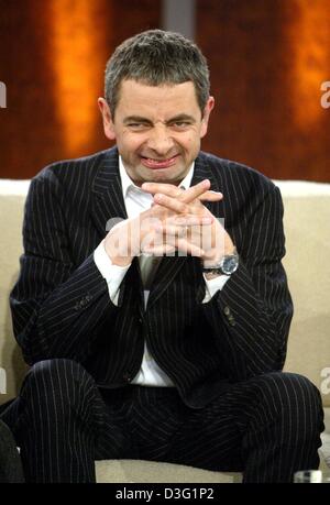 (Dpa) - comico britannico Rowan Atkinson alias "r" Bean tira una faccia durante il popolare show televisivo "Wetten Dass...?" (bet che...?), Lucerna, Svizzera, 22 marzo 2003. Il live show trasmesso dalla televisione tedesca ZDF è stato guardato da 13,8 milioni di persone (che è una quota di mercato del 44 per cento), sebbene fosse soggetta ad essere annullata all'ultimo minuto a causa della guerra in Iraq. Foto Stock