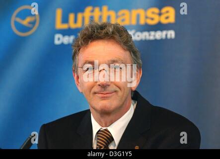 (Dpa) - Wolfgang Mayrhuber, designati CEO di Lufthansa AG, raffigurato nel corso di una conferenza stampa delle compagnie aeree Lufthansa a Monaco di Baviera, Germania, 20 marzo 2003. Dopo il difficile anno 2001, Lufthansa era di nuovo in nero nel 2002. Secondo le proprie statistiche, Lufthansa ha realizzato un profitto di 717 milioni di Euro nel 2002. Nel 2001 il mondo la seconda maggiore compagnia aerea aveva un meno di 633 milioni di Euro Foto Stock