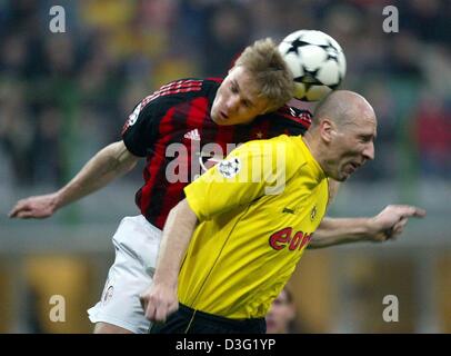 (Dpa) - Dortmund di Jan KOLLER (R) e Milano in Martin LAURSEN duello per una testata durante la Champions League Soccer Game AC Milan contro il Borussia Dortmund, Milano, Italia, 18 marzo 2003. A dispetto di vincere contro Milano 1-0, Dortmund non si qualifica per i quarti di finale della Champions League. Milano era già stata qualificata come vincitore del suo gruppo. Foto Stock