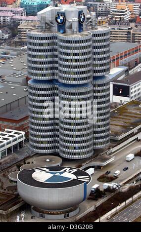 (Dpa) - Una vista sopra il principale edificio amministrativo del costruttore della vettura BMW a Monaco di Baviera, 15 marzo 2003. La BMW sta per Bayerische Motorenwerke (motore bavarese di fabbrica). La costruzione della torre è 101 metri di altezza, ha 22 piani ed è stato costruito nel 1972. Foto Stock