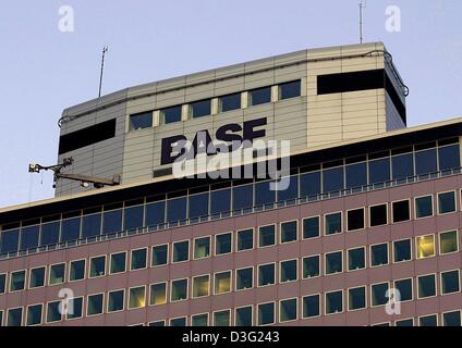 (Dpa) - Una vista di un edificio amministrativo della BASF raffigurato in Ludwigshafen, Germania, 14 marzo 2003. BASF prevede di pagare i loro azionisti un dividendo più alto rispetto a quello dello scorso anno. Essa deve essere sollevata di 10 Cent fino a 1,40 Euro. Secondo BASF, un totale di 798 milioni di Euro è di essere erogati. La proposta del consiglio di amministrazione saranno negoziate sul gruppo principale il 6 maggio. Foto Stock