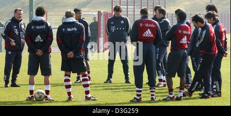 (Dpa) - Ottmar Hitzfeld (L), Bayern Monaco di Baviera allenatore di calcio, fornisce le istruzioni per i giocatori Oliver KAHN durante il Bayern Monaco di Baviera la sessione di training a Monaco di Baviera, Germania il 18 marzo 2003. Foto Stock