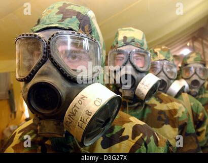 (Dpa) - US marines della compagnia Delta della terza luce Amoured Battaglione di ricognizione (3. LAR) prova i loro indumenti di protezione contro le armi chimiche e biologiche, in Camp Coyote, Kuwait, 16 marzo 2003. Più di 150.000 soldati americani e inglesi sono attualmente basati in Kuwait il nord del deserto. Secondo il Dipartimento della Difesa degli Stati Uniti, questi soldati sono pronti a lanciare un att Foto Stock