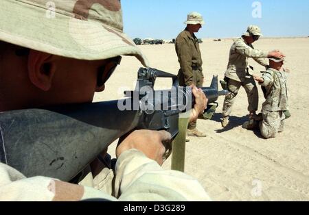 (Dpa) - US marines della compagnia Delta della terza luce Amoured Battaglione di ricognizione (terza LAR) pratica di trattare con i prigionieri di guerra in Camp Coyote, Kuwait, 15 marzo 2003. Più di 150.000 soldati americani e inglesi sono attualmente basati in Kuwait il nord del deserto. Secondo il Dipartimento della Difesa degli Stati Uniti, questi soldati sono pronti a sferrare un attacco all'Iraq. Foto Stock