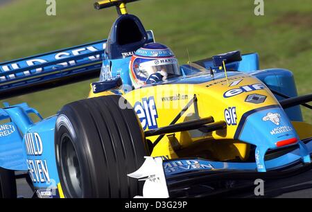 (Dpa) - Italiano pilota di formula uno Jarno Trulli del team Renault gare il suo bolide durante i corsi di formazione di qualifica su Albert Park Race Track in Melbourne, 8 marzo 2003. Foto Stock