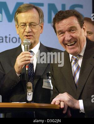 (Dpa) - Il cancelliere tedesco Gerhard Schroeder (R) è ridere hard mentre Siemens boss Heinrich von Pierer parla al mondo del computer più grande fiera CeBIT di Hannover, Germania, 12 marzo 2003. Il CeBIT si svolgerà dal 12 al 19 marzo 2003. Più di 6.500 aziende provenienti da tutto il mondo sono la presentazione dei loro prodotti, che è del 20 per cento in meno rispetto allo scorso anno. In th Foto Stock