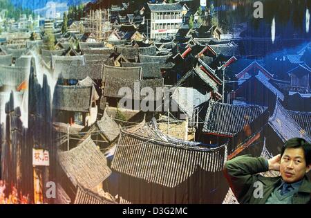 (Dpa) - Un uomo sta in piedi di fronte ad una fotografia di una storica città cinesi che viene visualizzata alla Borsa Internazionale del Turismo di Berlino (ITB), una fiera commerciale di Berlino, Germania, 10 marzo 2003. La Cina ha molto da offrire per i turisti provenienti da tutto il mondo. Foto Stock