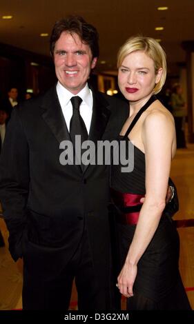 (Dpa) - US film del regista Rob Marshall e US attrice Renee Zellweger pongono dietro le quinte Directors Guild of America (DGA) awards show di Los Angeles, 1 marzo 2003. Rob Marshall ha vinto il premio per il miglior risultato direttoriale in film per il 2002 per il suo film 'Chicago'. Foto Stock