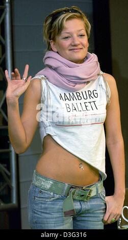 (Dpa) -Juliette Schoppmann, uno dei nuovi talenti della TV la concorrenza di colata 'Deutschland sucht den Superstar" (Germania sembra per il superstar), la versione tedesca di "American Idol', onde ai suoi fan a Berlino, il 4 marzo 2003. Juliette è uno dei due finalisti. La finale del casting show sarà l'aria in data 8 marzo 2003. Foto Stock