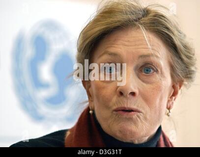 (Dpa) - Vanessa Redgrave, British attrice e Ambasciatrice UNICEF, relazioni sulle sue esperienze durante un viaggio in Iraq, durante una conferenza stampa del Fondo delle Nazioni Unite per l'Infanzia (Unicef) a Berlino il 3 marzo 2003. La situazione dei bambini che vivono tra la Euphrat e fiumi Tigri erano nel fuoco: ogni ottavo figlio in Iraq muore prima il suo quinto compleanno. Redgrave appellato Foto Stock