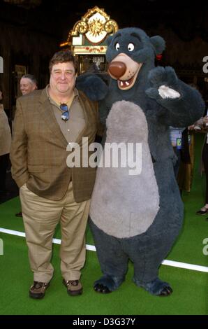 (Dpa) - attore statunitense John Goodman, la voce di Baloo nel film, pone con Baloo figura davanti a la premiere del film animato "IL LIBRO DELLA GIUNGLA 2' in Hollywood, 9 febbraio 2003. Foto Stock