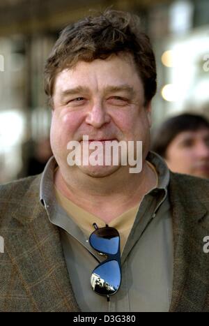 (Dpa) - attore statunitense John Goodman, la voce di Baloo, sorride davanti alla premiere del film animato "IL LIBRO DELLA GIUNGLA 2' in Hollywood, 9 febbraio 2003. Foto Stock