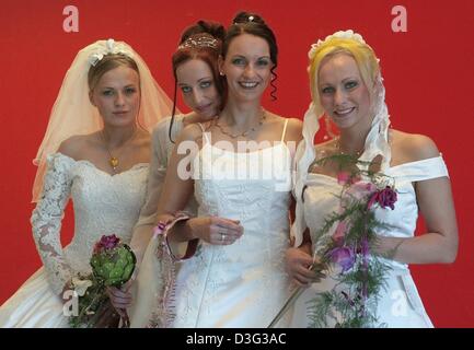 (Dpa) - Modelli in abiti da sposa pongono al matrimonio fashion fair a Wolfsburg, in Germania, il 23 febbraio 2003. Molte coppie vogliono sposare il 3 marzo 2003 perché è un numero fortunato. Foto Stock