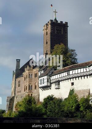 (Dpa file) - Una vista del Castello di Wartburg si trova sopra la città di Eisenach, Germania, 9 settembre 2000. Anche se ha conservato alcune sezioni originali del periodo feudale, acquistò la sua forma durante il XIX secolo la ricostituzione. Fu durante il suo esilio al castello di Wartburg che Martin Lutero tradusse il Nuovo Testamento in tedesco. Nel 1999 il Wartburg è stato aggiunto all'Unesco Foto Stock