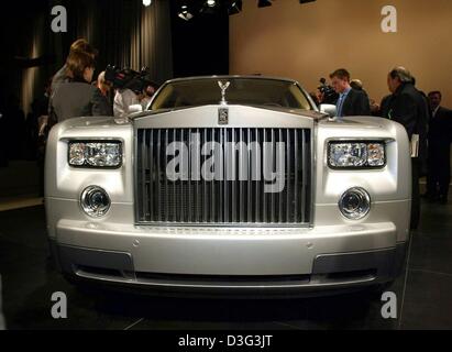 (Dpa) - Il famoso "alato Emily', la Rolls Royce ornamento del cofano, brilla in cima a una Rolls Royce 'fantasma' modellino in uno showroom presso l'auto show di Detroit, Michigan, Stati Uniti d'America, 5 gennaio 2003. Presso l'auto show, il costruttore di auto BMW ha presentato ufficialmente la nuova auto di lusso, che ha un motore V12, è 5,83 metri di lunghezza e inizia a 350.000 Euro. Foto Stock