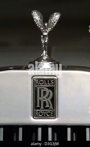 (Dpa) - Il famoso "alato Emily', la Rolls Royce ornamento del cofano, brilla in cima a una Rolls Royce 'fantasma' modellino in uno showroom presso l'auto show di Detroit, Michigan, Stati Uniti d'America, 5 gennaio 2003. Presso l'auto show, il costruttore di auto BMW ha presentato ufficialmente la nuova auto di lusso, che ha un motore V12, è 5,83 metri di lunghezza e inizia a 350.000 Euro. Foto Stock