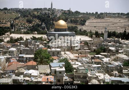 (Dpa file) - Una vista sopra la città vecchia, la cupola dorata della Cupola della Roccia e il monte degli Ulivi di Gerusalemme, 12 maggio 1998. La Cupola della roccia, il primo capolavoro musulmano, è stata costruita nel 687 D.C. dal califfo Abd al-Malik, mezzo secolo dopo la morte del profeta Maometto. La roccia segna il sito da cui il Profeta Muhammad ha fatto il suo viaggio notturno in cielo e bac Foto Stock