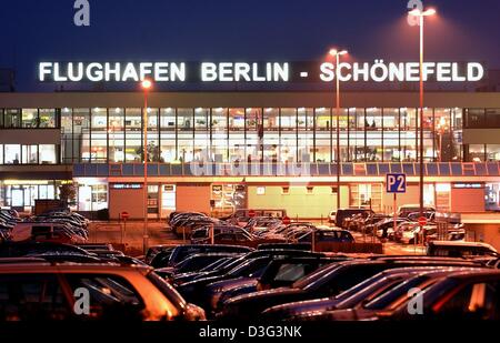 (Dpa) - Berlino Schoenefeld airport dispone di un parcheggio pieno di auto ed è in fiamme in luci su una chiara notte in Schoenefeld, nei pressi di Berlino, Germania, 20 febbraio 2003. Foto Stock