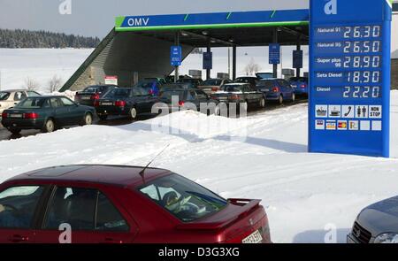 (Dpa) - Una serie di tedeschi in vacanza in attesa in linea con le loro vetture per sfruttare la percentuale relativamente bassa dei prezzi del carburante in corrispondenza di un OMV stazione di gas Nei Bozi Dar, Repubblica ceca, 16 febbraio 2003. Nella Repubblica Ceca, il carburante diesel medie a 77 centesimi al litro, mentre la benzina super senza piombo i costi del carburante di circa 88 centesimi al litro. Prezzi in Germania per motori diesel e i carburanti senza piombo attualmente eseguito al di sopra di un Foto Stock