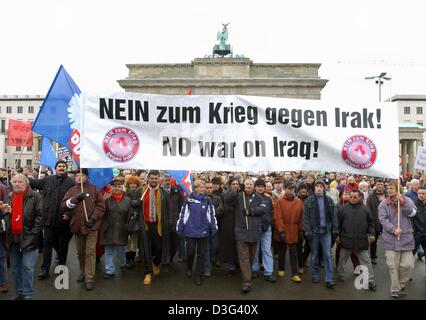 (Dpa) - su un raduno di pace, Presidente Gabi Zimmer (C) del tedesco PDS-Party e altri manifestanti a piedi dietro un banner attraverso la Porta di Brandeburgo verso la 'Siegessaeule' ('pilastro della Vittoria"), a Berlino il 15 febbraio 2003. Nella capitale, 500.000 persone hanno preso parte in Germania, il più grande raduno di pace dal 1945. In altre città tedesche e in tutto il mondo le persone assemblata sul Foto Stock