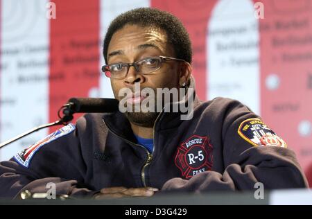 (Dpa) - Noi regista Spike Lee presenta il suo ultimo film '25 Hour' nel corso di una conferenza stampa alla Berlinale Festival del Cinema di Berlino, 12 febbraio 2003. Il film viene eseguito nella sezione Panorama del festival. '25 Hour' è di circa uno spacciatore di droga che è condannato a sette anni di prigione e di esperienze il suo ultimo giorno in libertà in una New York segnata da attentati dell'11 settembre. Foto Stock