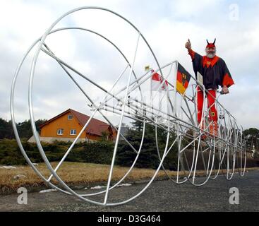 (Dpa) - La bicicletta designer Dieter " El Diablo' Senft è vestito come un diavolo e sorge su un gigantesco pattini inline in Kolpin, Germania, il 5 febbraio 2003. I pattini sono realizzati in alluminio, 6.14m di lunghezza, 1,60 m di altezza e le ruote hanno un diametro di 1,33m. Questo bizzarro mezzo di trasporto porta la designer nel libro Guinness dei Record mondiali. Dieter Senft ha il mondo di l Foto Stock