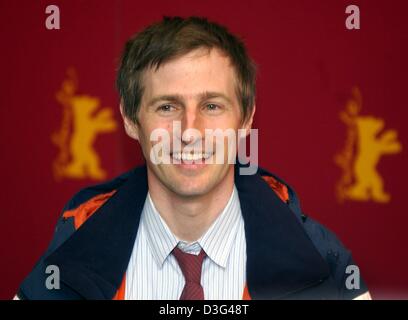 (Dpa) - Noi regista Spike Jonze sorrisi durante la proiezione del suo film 'Adattamento' della 53annuale festival del cinema di Berlino, 8 febbraio 2003. Il film è una satira e una commedia nera su Hollywood in cui realtà e finzione diventano sfocati. Il film corre in concorrenza per il Golden Bear awards. Foto Stock