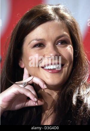 (Dpa) - Hollywood attrice Catherine Zeta Jones sorrisi durante la stampa proiezione del suo ultimo film, 'Chicago', nella 53a Berlino annuale festival del cinema di Berlino, 6 febbraio 2003. Questa sera, 'Chicago' prende il via questo anno la Berlinale film festival e corre fuori concorso. Foto Stock