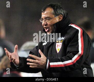 (Dpa) - Stuttgart, soccer coach Felix Magath gesti durante la Bundesliga soccer game del VfB Stuttgart contro Bayer Leverkusen a Stoccarda, Germania, 17 dicembre 2003. Stoccarda perso da un punteggio di 2-3 ed è scesa al quarto posto in tedesco prima divisione. Foto Stock