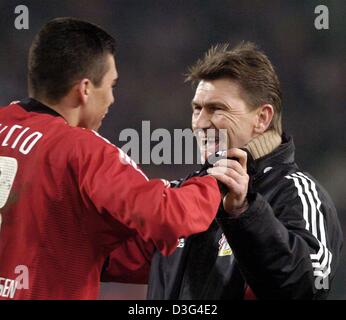 (Dpa) - Leverkusen il giocatore Lucio (L) e il suo allenatore Klaus Augenthaler (R) allietare dopo aver vinto la Bundesliga soccer game del VfB Stuttgart contro Bayer Leverkusen a Stoccarda, Germania, 17 dicembre 2003. Leverkusen ha vinto da un punteggio di 3-2 e si colloca al terzo posto il tedesco della prima divisione. Foto Stock