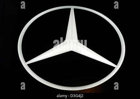 (Dpa) - Una stella Mercedes, il logo del costruttore DaimlerChrysler, è raffigurato contro un fondo nero a Monaco di Baviera, Germania, 1 dicembre 2003. Foto Stock