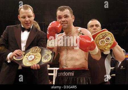 (Dpa) - Tedesco Boxing Campione del Mondo Sven Ottke (C) gesti trionfalmente dopo aver sconfitto la Gran Bretagna Robin Reid (non in foto) durante il loro IBF e WBA super middleweight del Campionato del Mondo di lotta in Nuremberg, Germania, 13 dicembre 2003. Ottke sconfitto Robin dopo dodici tornate. Foto Stock