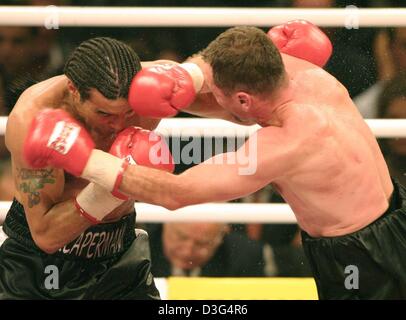 (Dpa) - Tedesco Boxing Campione del Mondo Sven Ottke (R) colpisce il suo sfidante, la Gran Bretagna è Robin Reid (L), durante la loro IBF e WBA super middleweight del Campionato del Mondo di lotta in Nuremberg, Germania, 13 dicembre 2003. Ottke sconfitto Robin dopo dodici tornate e ha difeso il suo titolo per la ventesima volta. Foto Stock