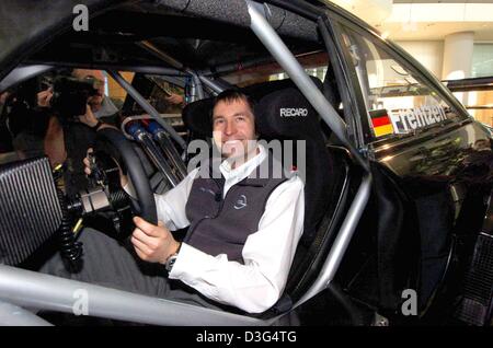 (Dpa) - ex team Sauber Formula One racing driver Heinz Harald Frentzen si siede dietro al volante di una Opel touring car in Ruesselsheim, Germania, 12 dicembre 2003. Il 36-anno-vecchio Frenken ha firmato un contratto di un anno con la casa automobilistica tedesca a gara per il Team aperto in tedesco Touringcar Masters campionati (DTM) nella prossima stagione. Foto Stock