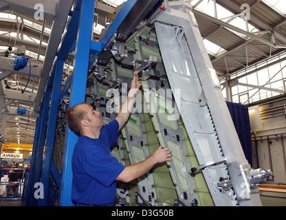 (Dpa) - Un lavoratore assembla il lembo di atterraggio del nuovo grande capacità jet A380 presso la fabbrica di Airbus a Bremen, Germania, 5 dicembre 2003. Il primo double-decker jet con sedi per 555 passeggeri sarà consegnato nel 2006. Il gruppo di aerei Airbus ha già 129 ordini da clienti di undici. Foto Stock