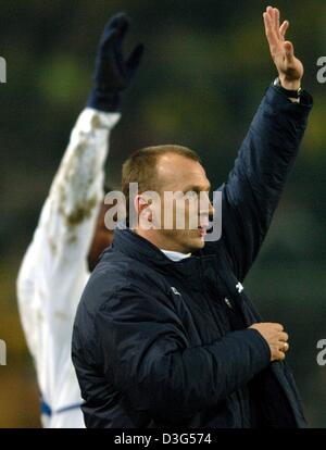 (Dpa) - Berlino interim coach Andreas Thom alza il braccio per entrare nel suo avanti Rafael Nando (retro) nel gioco, durante la Bundesliga partita di calcio Hertha BSC Berlino contro il Borussia Dortmund a Dortmund, Germania, il 6 dicembre 2003. La partita si è conclusa in pareggio. Andreas Thom sostituisce l'allenatore olandese Huub Stevens, che è stato respinto la scorsa settimana. Foto Stock