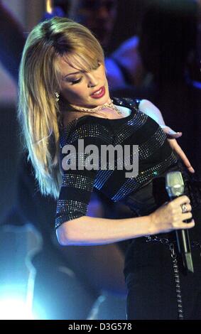 (Dpa) - Australian cantante pop Kylie Minogue compie durante il tedesco TV show "Wetten Dass,...?" (bet che...?) a Friburgo in Germania, 6 dicembre 2003. Foto Stock