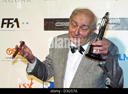 (Dpa) - direttore francese di film Claude Chabrol pone con il suo trofeo dopo la ricezione di un film europeo premio in Berlino, 6 dicembre 2003. Ha vinto il premio per la sua vita lunga successi. Un totale di 37 film europei sono stati nominati per il cinema europeo premio. Il 1.600 membri dell'Accademia - registi, produttori, sceneggiatori, gli attori e i distributori di film - selezionati i vincitori i Foto Stock