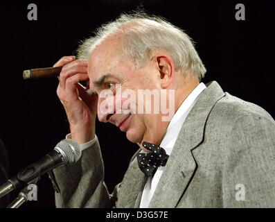 (Dpa) - direttore francese di film Claude Chabrol parla durante la European Film Prize premi mostra a Berlino, 6 dicembre 2003. Ha vinto un premio per la sua vita lunga successi. Un totale di 37 film europei sono stati nominati per il cinema europeo premio. Il 1.600 membri dell'Accademia - registi, produttori, sceneggiatori, gli attori e i distributori di film - selezionati i vincitori in 12 catego Foto Stock