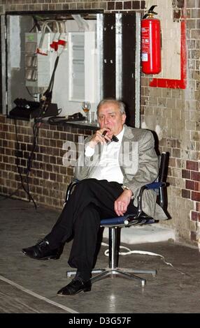 (Dpa) - direttore francese di film Claude Chabrol si rilassa dopo la European Film Prize in Berlino, 6 dicembre 2003. Ha vinto un premio per la sua vita lunga successi. Un totale di 37 film europei sono stati nominati per il cinema europeo premio. Il 1.600 membri dell'Accademia - registi, produttori, sceneggiatori, gli attori e i distributori di film - selezionati i vincitori in 12 categorie di amo Foto Stock