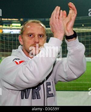 (Dpa) - Brema allenatore di calcio Thomas Schaaf tubicini le mani per ringraziare i fan dopo la DFB Cup gioco tra Hertha BSC Berlino e Werder Bremen di Brema, Germania, 3 dicembre 2003. Brema ha vinto il gioco 6-1. Foto Stock