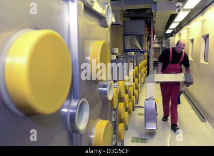 (Dpa file) - Un lavoratore svolge le parti inutilizzate del pellet di plutonio presso la Siemens di plutonio nello stabilimento di trasformazione in Hanau, Germania, 5 aprile 2002. Ingegneria elettrica riguardano Siemens ha detto Mercoledì, 3 dicembre 2003, che il combustibile nucleare impianto asta mirato per eventuale vendita in Cina non è adatto alla produzione di armi nucleari i materiali. Un portavoce della società di Monaco di Baviera è stato commentando o Foto Stock