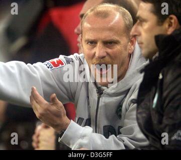 (Dpa) - Brema allenatore di calcio Thomas Schaaf (L) parla di Brema, direttore sportivo Klaus Allofs mentre si guarda la Bundesliga partita di calcio tra SV Werder Bremen e Hamburger SV in Amburgo, 29 novembre 2003. Il gioco si è conclusa con un pareggio. Foto Stock