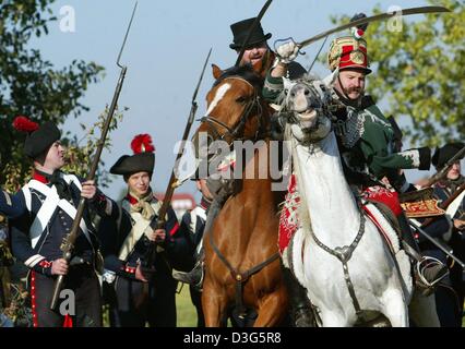 (Dpa) - attori in divise storiche combattere una battaglia in scena su un campo in Liebertwolkwitz vicino a Leipzig, Germania orientale, 18 ottobre 2003. Il 18 ottobre 1813 la battaglia delle nazioni ha avuto luogo nelle vicinanze del Leipzig. Foto Stock