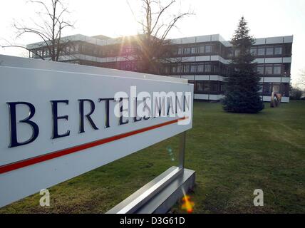 (Dpa file) - Una vista del principale edificio amministrativo del gruppo mediatico Bertelsmann in GUETERSLOH, Germania, 25 marzo 2003. La Bertelsmann AG ha riferito il 20 novembre 2003 e che il suo terzo trimestre il risultato operativo ha raggiunto 207 milioni di euro, in crescita del 78 per cento rispetto allo stesso periodo del 2002. Foto Stock