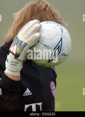 (Dpa) - Oliver Kahn, il portiere e capitano della squadra del club calcistico FC Bayern Monaco di Baviera, è in possesso di un pallone da calcio davanti al suo volto come egli cammina attraverso il passo di Monaco di Baviera, 20 novembre 2003. Il Bayern Monaco giocherà TSV Monaco 1860 Sabato, 22 novembre. Foto Stock