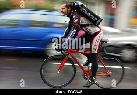 (Dpa) - Bike courier Patrick Meye recapita le lettere urgenti e piccoli imballaggi a Duesseldorf in Germania, 21 ottobre 2003. Il governo dello Stato del Land Renania settentrionale-Westfalia supporta bike corrieri e mira a integrare in grandi aziende di logistica. Specialmente nelle grandi città il modo più rapido per ottenere attraverso il traffico denso sono biciclette. Foto Stock