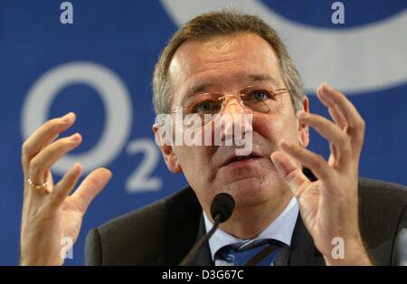 (Dpa) - Rudolf Groeger, testa di O2, Germania più piccolo provider di rete di telefonia mobile i gesti come egli parla nel corso di una conferenza stampa a Monaco di Baviera, Germania, 17 novembre 2003. Groeger ha annunciato la metà-termine figuers per il corrente anno di attività. La base di clienti di O2 è aumentata del 13 percento a 19,2 milioni di euro. La società è riuscita a guadagnare un utile lordo di 155 milioni di Euro. O2 vuole Foto Stock