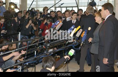 (Dpa) - Angela Merkel, presidentessa del Cristiano Democratica Europea (CDU), e Michael GLOS, capo del partito conservatore cristiano-sociale dell'Unione (CSU) gruppo parlamentare, indirizzo media a Berlino, 14 novembre 2003. In una drammatica votazione, la Germania fa opposizione democratici cristiani espulsi 14 Novembre un membro del Parlamento nel corso di commento ampiamente condannato come anti-semita. La CDU/CSU Foto Stock